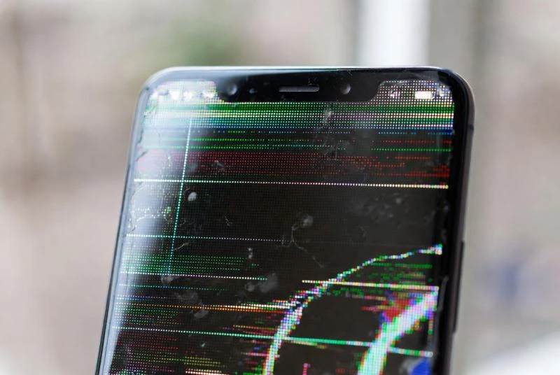 Белый экран или полосы на дисплее: диагностика шлейфа и матрицы