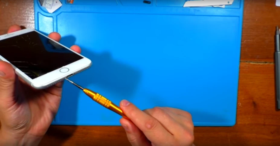 Как заменить дисплей на Айфоне самому? 1